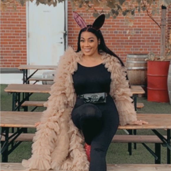 Meet your Posher, Nicole - Picture 2 of 2